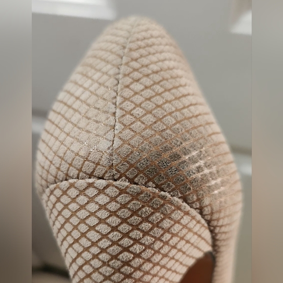 Ferragamo Cream Pumps Size 12 with some small spots (see photo) - Picture 8 of 8